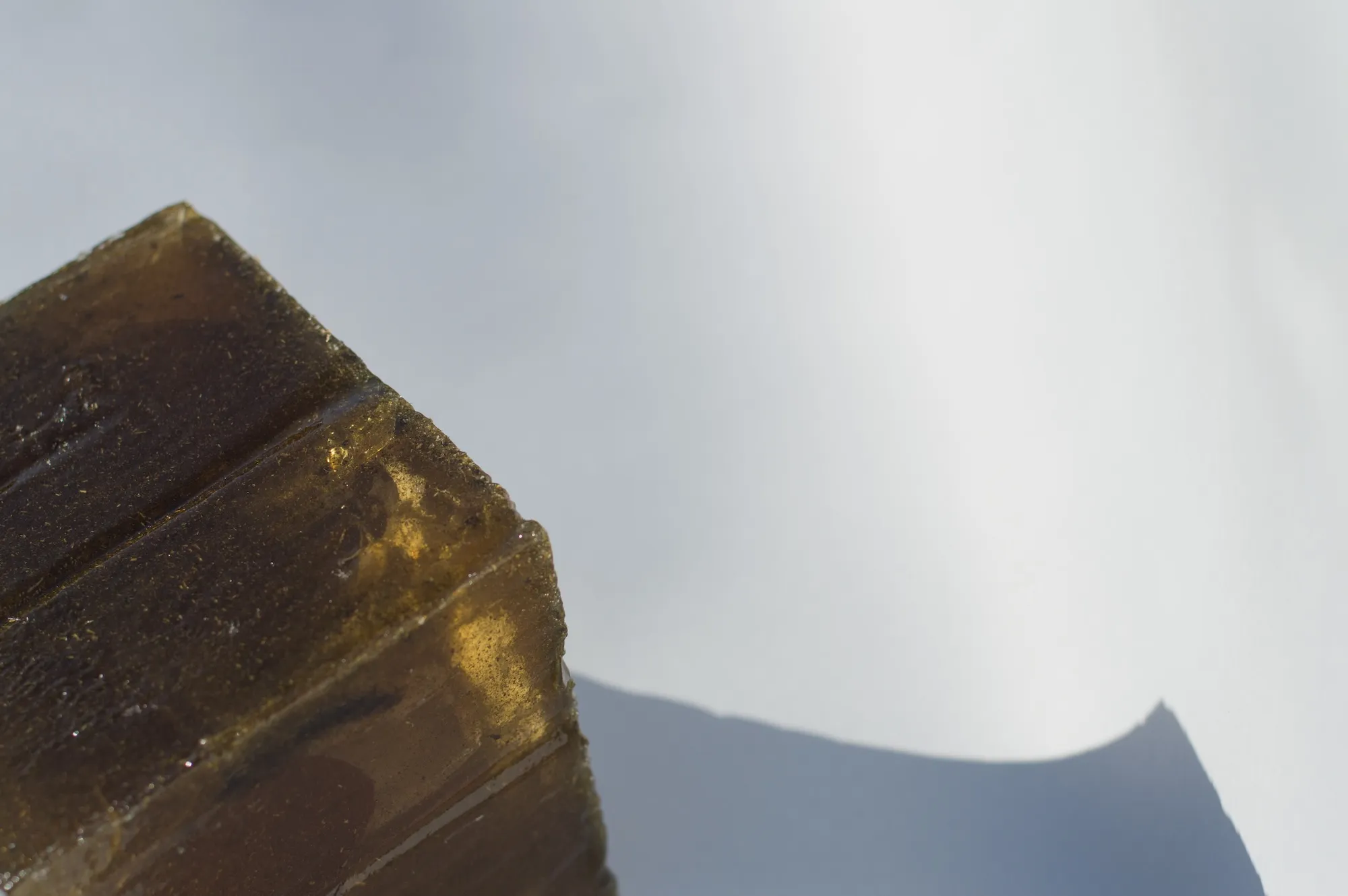 Close-up of another corner of the isomalt cube, showing embedded linden leaf particles.